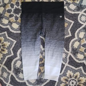 Forever 21 calf length compression capri